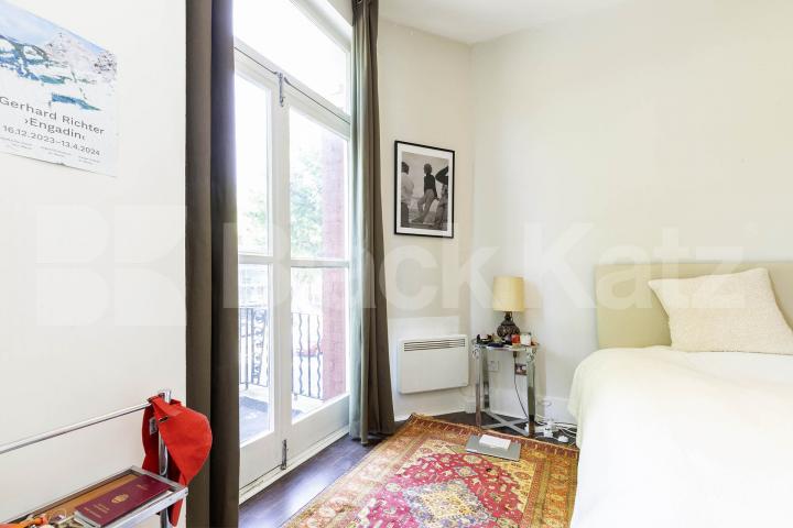 Modern studio set within a large period house mins to tube and shops Sutherland Avenue, Maida Vale